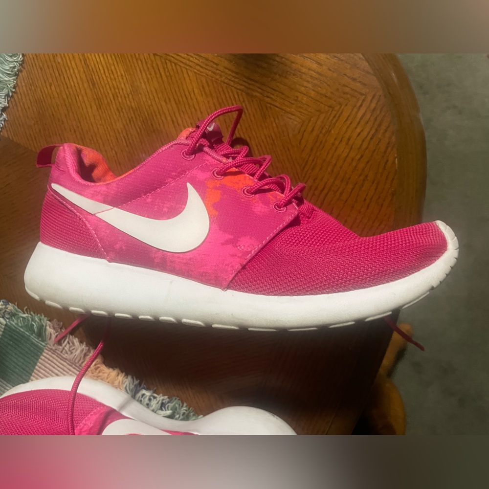Pink Nikes - Picture 8 of 16
